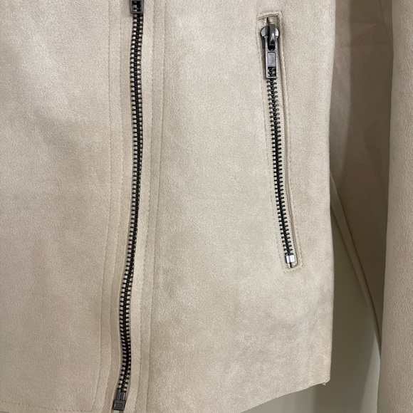 *NEW* Gorgeous and light weight.  Silver hardware! - Picture 4 of 11